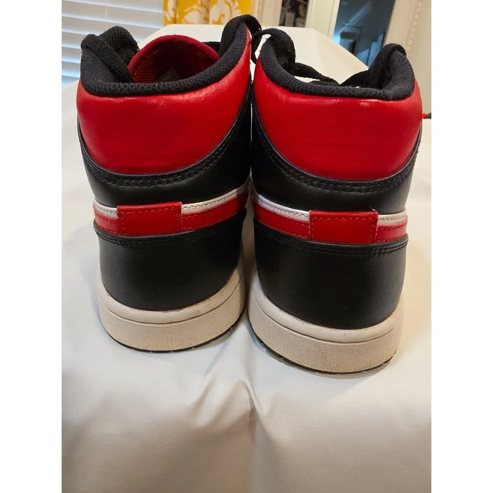 Jordan 1 Mid| Nike | Bred Toe | Size 8.5 | Pre-loved-great Condition